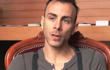 Video: Asaf Avidan doet zichzelf pijn met zijn muziek