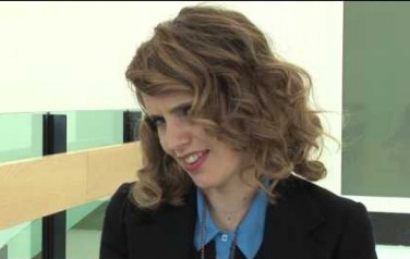 Video: Anna Calvi overwint moeilijke periode met haar muziek