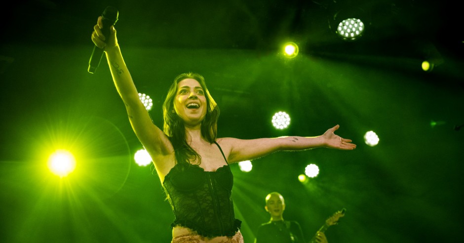 Festivalinfo review: Lizzy Mcalpine - 23/11 - Tolhuistuin