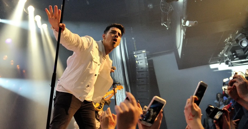 Festivalinfo review: DNCE - 24/04 - Melkweg