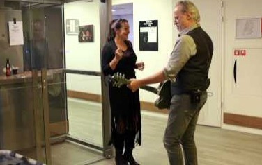 Video: 1 minute till showtime: Rowwen Heze