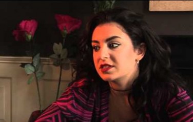 Video: Charli XCX wil 'krachtige pussypop' maken