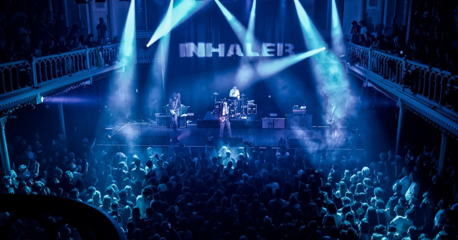 Drie intieme theatershows in Groningen, Heerlen en Gent voor Inhaler
