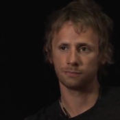 Video: Spanningen binnen Muse door alcohol