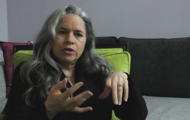 Video: Natalie Merchant verkent liefde in al haar vormen op 'Keep Your Courage'