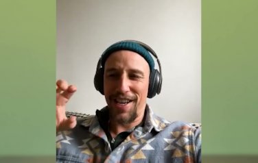 Video: JP Cooper worstelde met imposter-syndroom na commercieel succes