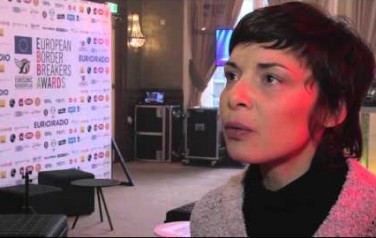 Video: Melanie de Biasio hekelt hokjesgeest muziekindustrie