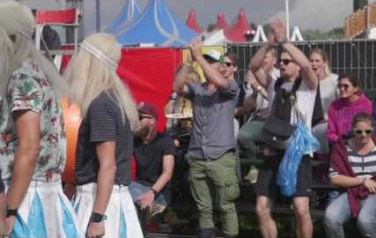 Video: Naakt op een brommer op Lowlympische spelen
