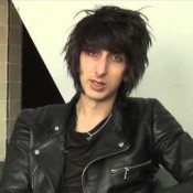 Video: The Horrors praten weinig, spelen veel