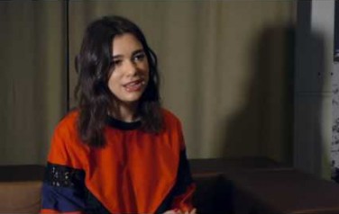 Video: Dua Lipa zingt relatieperikelen van zich af
