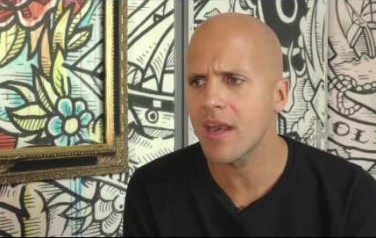 Video: Milow is niet bang om op zijn bek te gaan