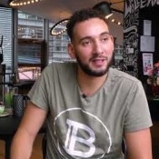 Video: Rapper DJEZJA grijpt kans als artiest met beide handen aan