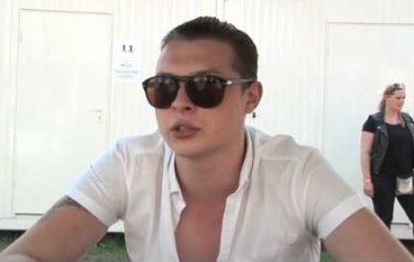 Video: John Newman bekritiseert Britse hypecultuur