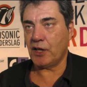 Video: Met bier smijten is 'boers' en 'niet respectvol naar de artiesten'