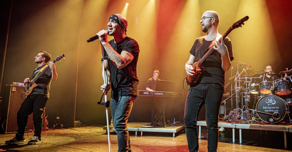 Bekijk de Regressive Hypnosis: A Tribute To Dream Theater - 16/03 - Neushoorn foto's