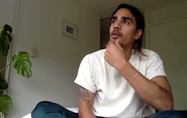 Video: Nambyar zoekt naar zelfacceptatie op nieuw album 'How Would It Feel'