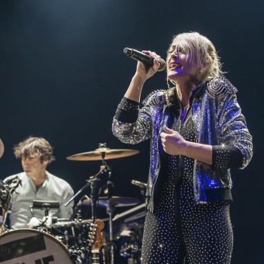 review: Metric - 06/02 - TivoliVredenburg Metric
