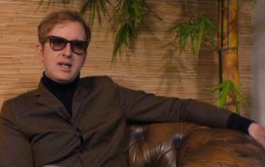 Video: The Kik-zanger sluit sombere periode of met coveralbum