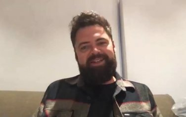 Video: Passenger zet liefdesverdriet om in nieuw album 'Songs for the Drunk and Broken Hearted'