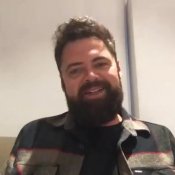 Video: Passenger zet liefdesverdriet om in nieuw album 'Songs for the Drunk and Broken Hearted'