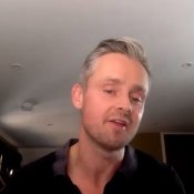 Video: Tom Chaplin gaat in op grote levensvragen op 'Midpoint'