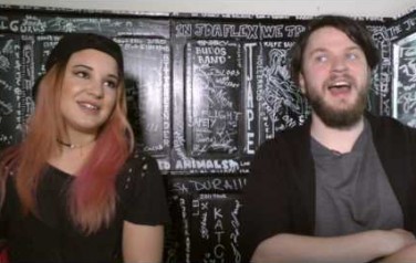 Video: The Charm The Fury richt pijlen op Amerika
