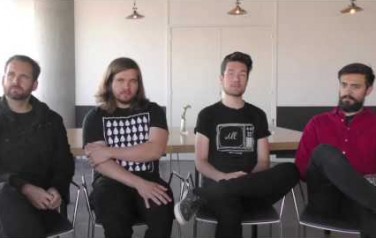 Video: Bastille waagt zich aan hiphop en gitaarrock