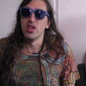 Video: Crystal Fighters negeert druk muziek industrie