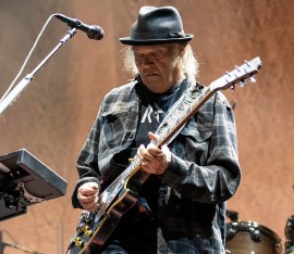 Neil Young komt samen met Van Morrison naar Groningen en Brussel voor openluchtconcerten