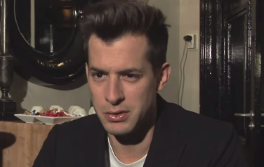 Video: Mark Ronson: 'Uptown Funk lag bijna in de prullenbak'