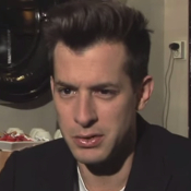 Video: Mark Ronson: 'Uptown Funk lag bijna in de prullenbak'