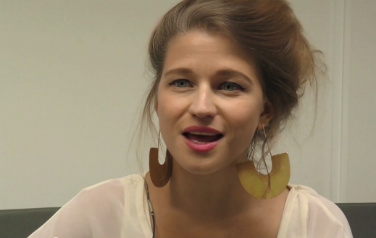 Video: Selah Sue blij verrast door meezingen Pinkpop-publiek