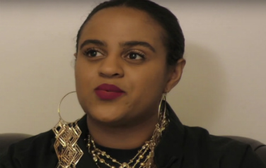 Video: Seinabo Sey eert overleden vader op nieuwe EP