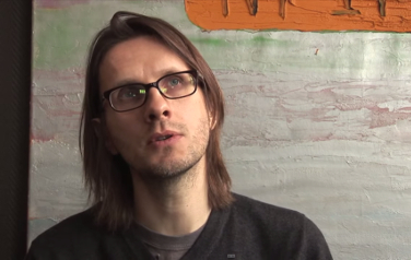 Video: Steven Wilson spiegelt zich aan eenzame dode vrouw
