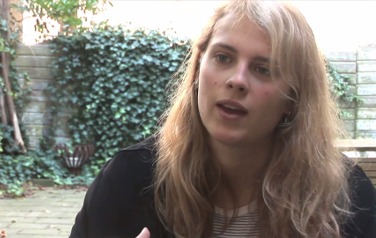 Video: Marika Hackman geeft zichzelf niet compleet weg