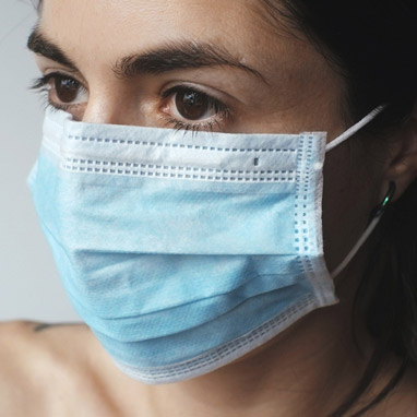 Mondkapje [https://pixabay.com/nl/photos/masker-chirurgisch-masker-virus-4898571/]