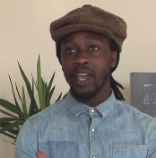 Video: Rapper Akwasi geeft Bram Vermeulen nieuw publiek