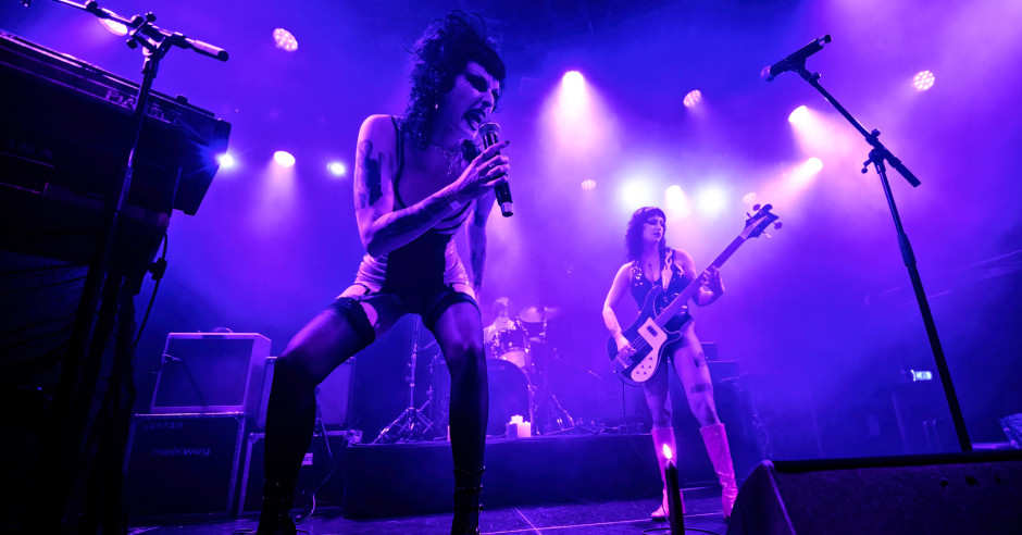 HOLDING-stage brengt punk en underground energie naar Down The Rabbit ...