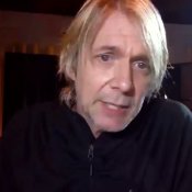 Video: Rockband SIXX:A.M is dankbaar voor 'brutally honest' fans