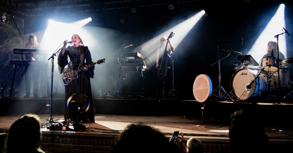 Bekijk de Eivør - 11/08 - Openluchttheater De Goffert foto's