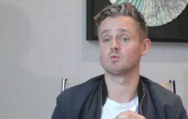 Video: Tom Chaplin gebruikte drugs om verlegenheid te overwinnen