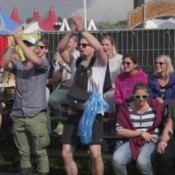 Video: Naakt op een brommer op Lowlympische spelen