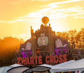 Zwarte Cross strikt Orgel Joke (met gasten) als vervanger van headliner Goldband