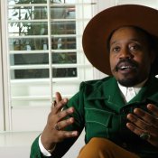 Video: Durand Jones voelt zich bevrijd op eerste soloalbum 'Wait Til I Get Over'