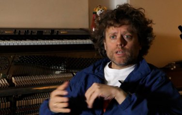 Video: Benny Sings tilt zijn muziek naar the next level op 'Young Hearts'