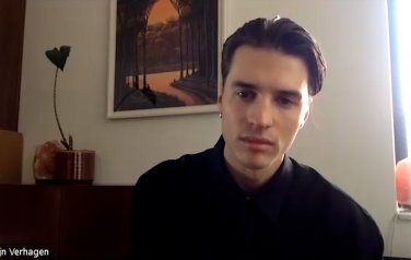 Video: Morpheus houdt de herinnering aan zijn moeder levend in muziek