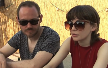 Video: Chvrches wil af van zwaarmoedig imago electropop