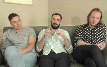 Video: Two Door Cinema Club tourde zichzelf ziek
