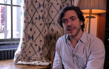 Video: Jack Savoretti accepteert rol als entertainer