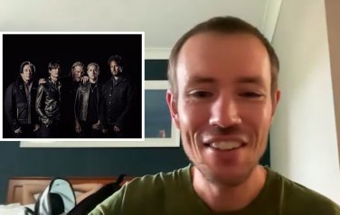 Video: Coach Party 'moest zichzelf knijpen' als voorprogramma van Queens of the Stone Age